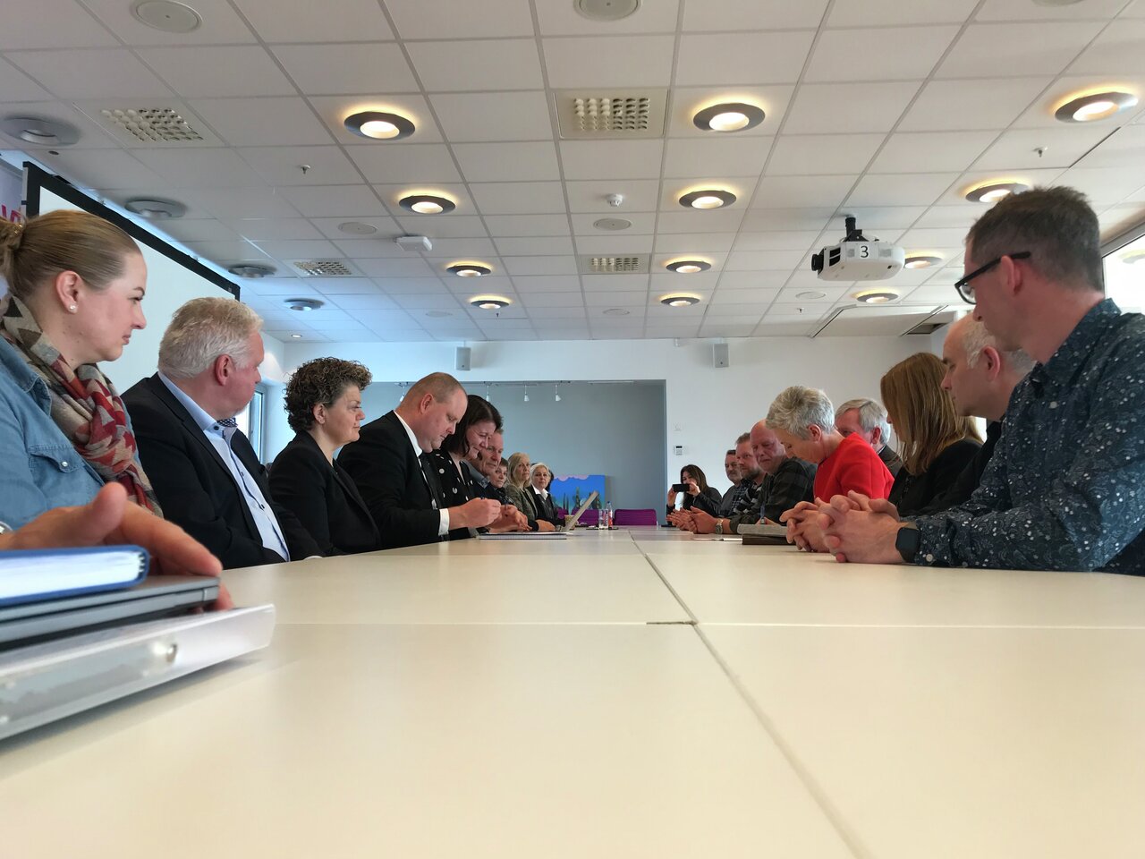 Rundt forhandlingsbordet: LO og Virke signerer protokollen for mellomoppgjøret 2019.