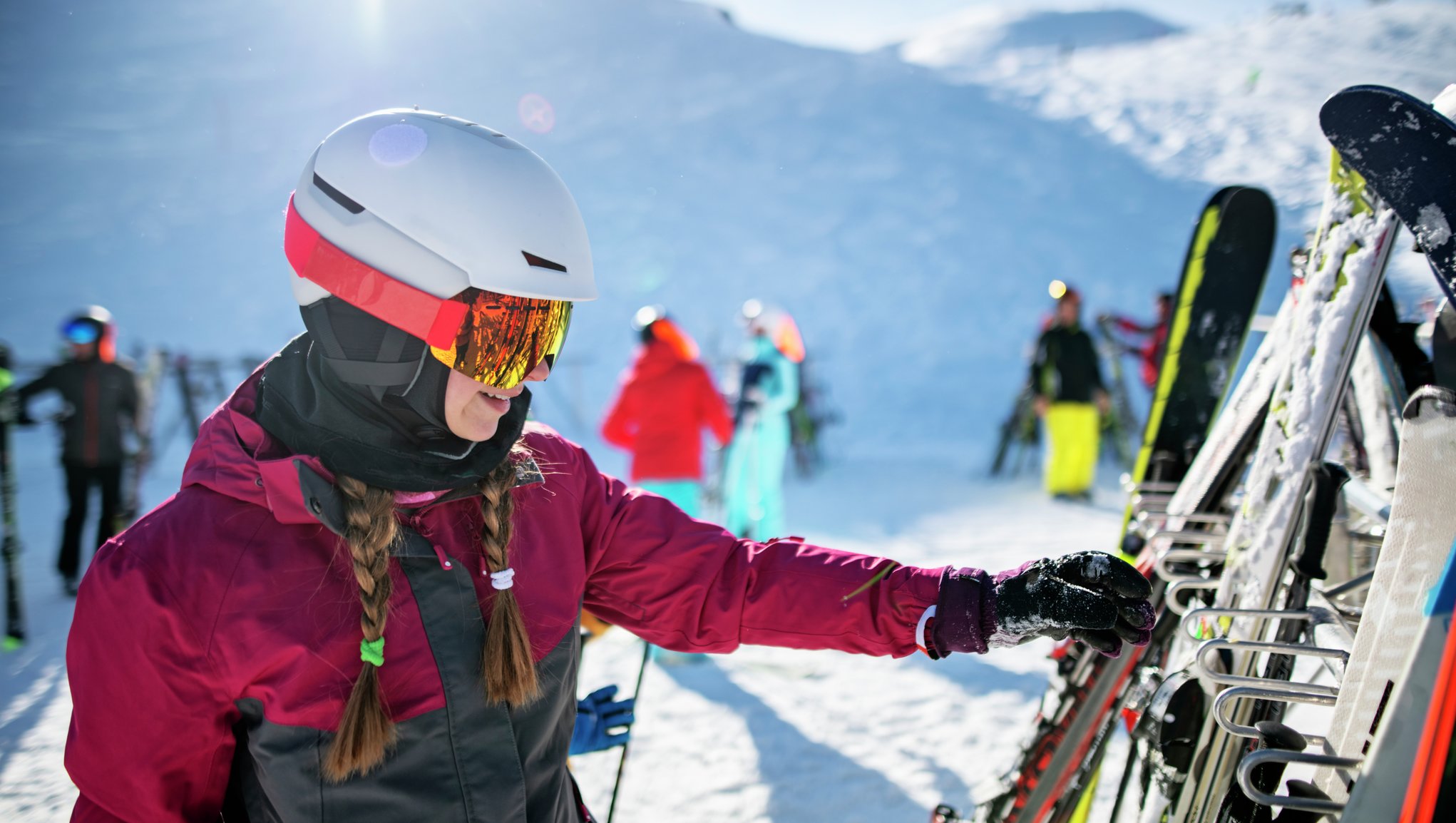 tjej sträcker sig efter skidor