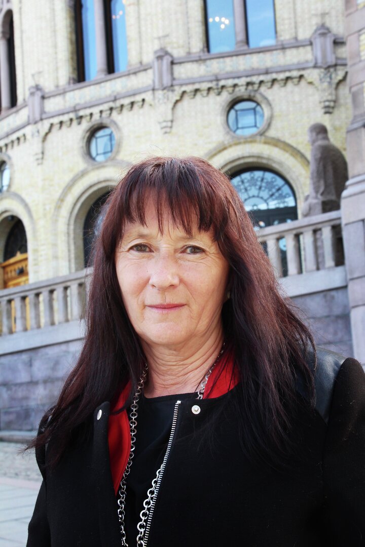 May-Britt Sundal  leder for Yrkesseksjon kirke  kultur og oppvekst  på høringen til bemanningsnorm i Stortinget 19. april 2018.