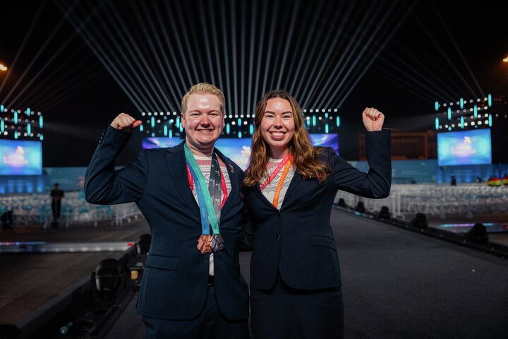 Henrik sammen med sin trener og Norges ekspert, Silje Kj&aelig;rnli.