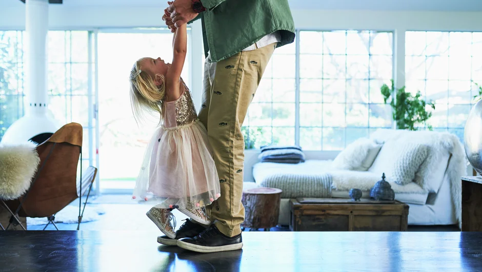 Flicka dansar med pappa