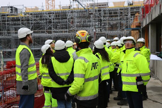 Ingeniørstudenter fra OsloMet besøker Nye Tøyenbadet