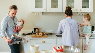Perhe tekee ruokaa keittiössä 