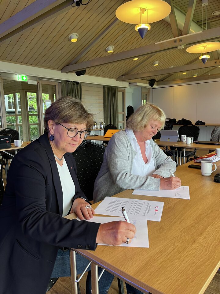 Mette Nord og Mimmi Kvisvik signerer samarbeidsavtalen mellom Fagforbundet og FO