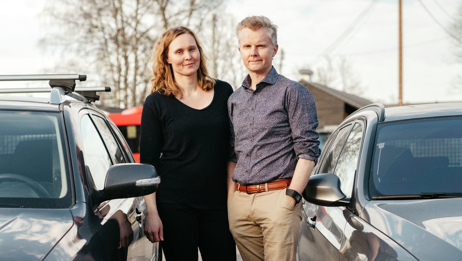 Knut og Marianne Madsbakken synes det er vanskelig å vite hvilken bil de skal velge, og om de skal leve med den gamle dieslebilen noen år til. Foto: Fartein Rudjord / Redink