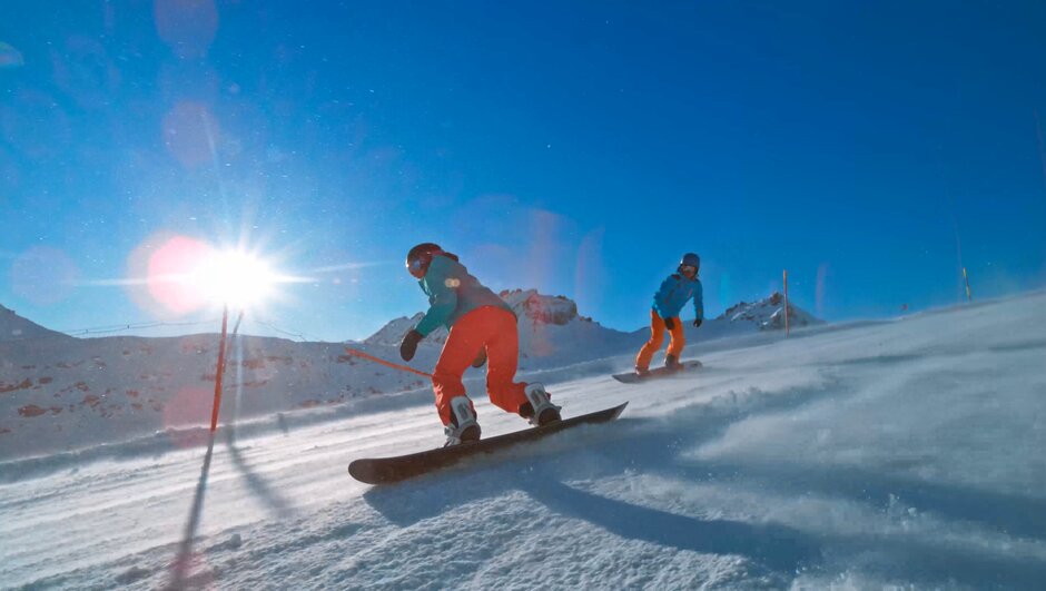 Snowboardåkare i skidbacken