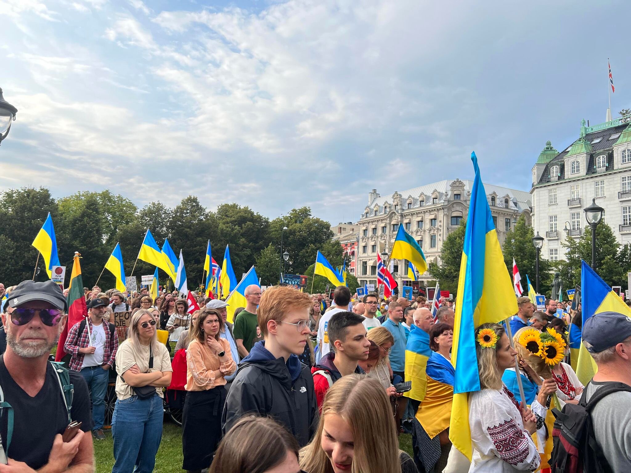 Mange mennesker var samlet utenfor Stortinget på Ukrainas nasjonaldag i solidaritet med folket.