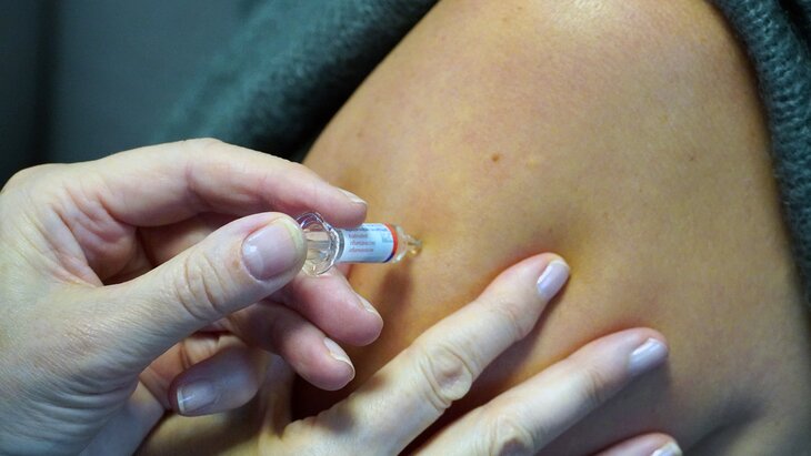 Illustrasjonsfoto: Nål med influensavaksine settes i overarm