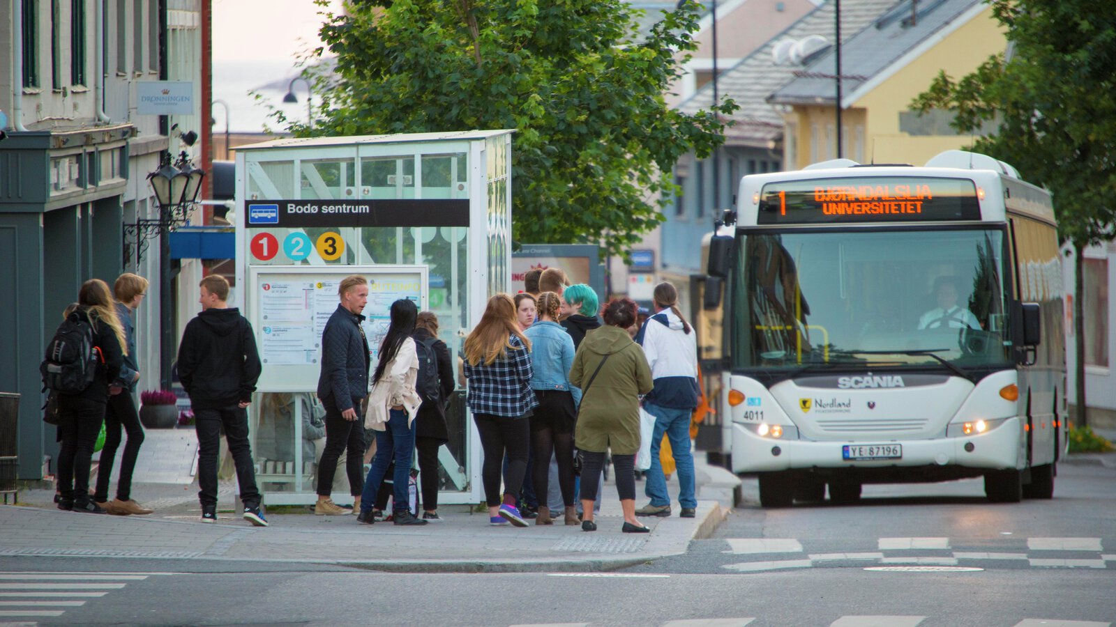 Mennesker venter på buss