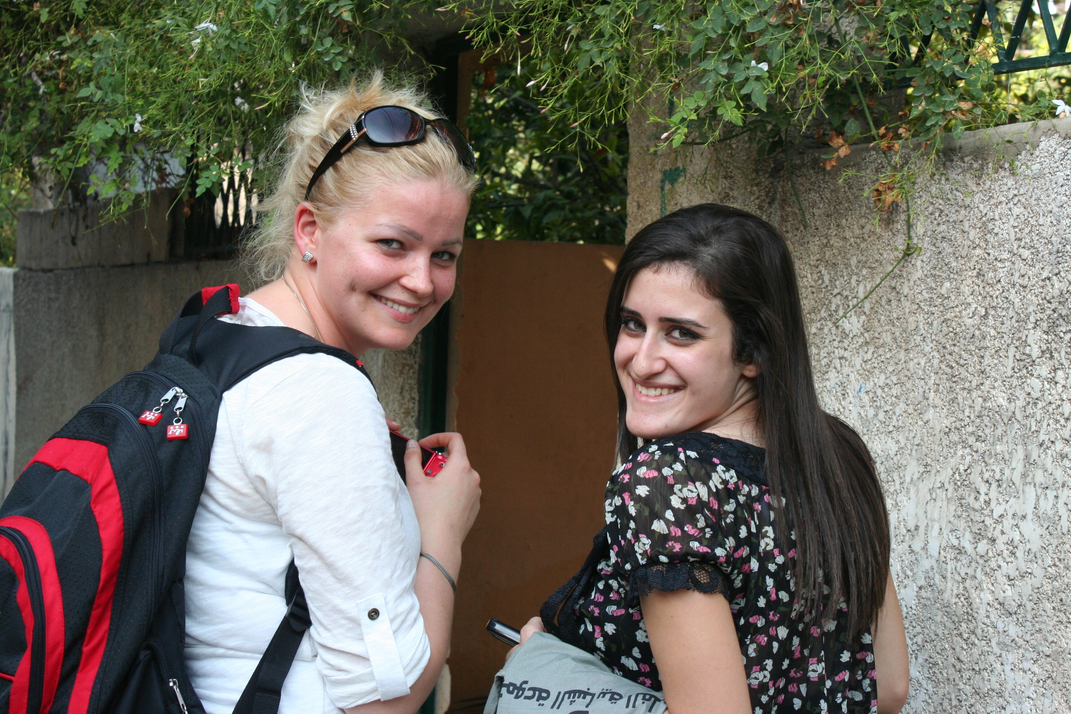 Charlotte Jonkås (tv) , her sammen med Manar i Shatilla flyktningleir i Beirut.