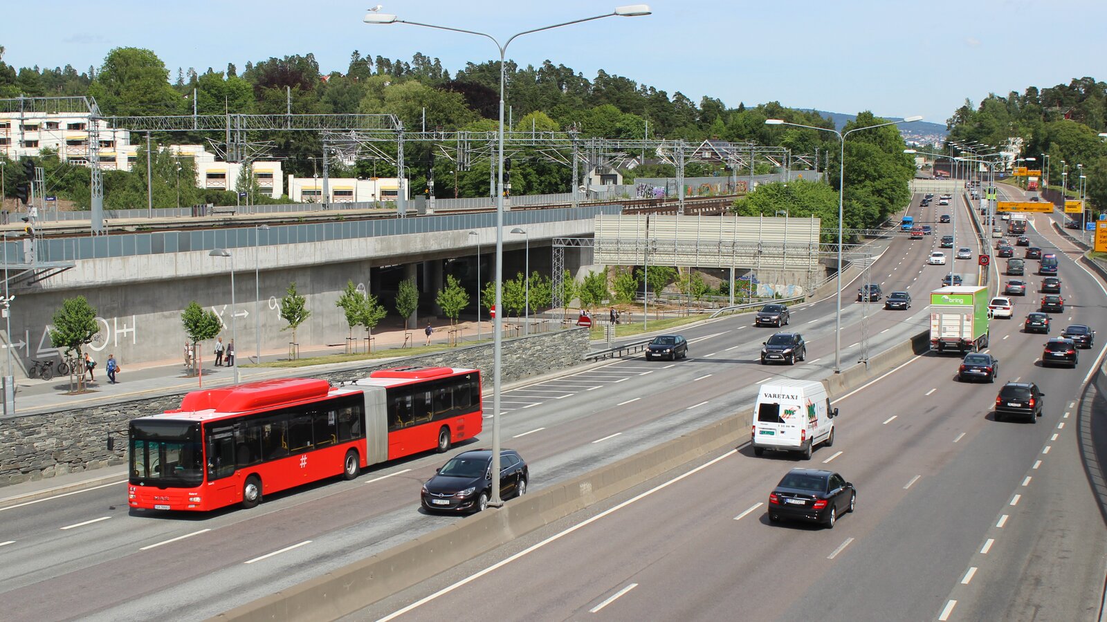 buss og biltrafikk på motorveien ved Lysaker stasjon