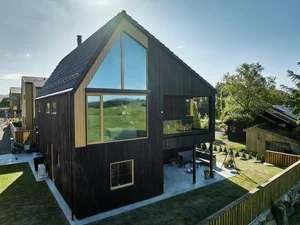 Photo of a detached house at Undheim in Jæren with black MøreRoyal cladding