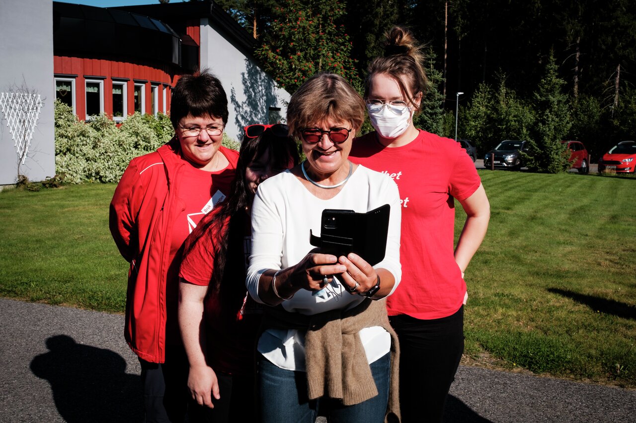 Selfie på veien: Forbundsleder Mette Nord sammen med medlemmer og tillitsvalgte ved Lyngholtet sykehjem i Elverum i valgkampen 2021