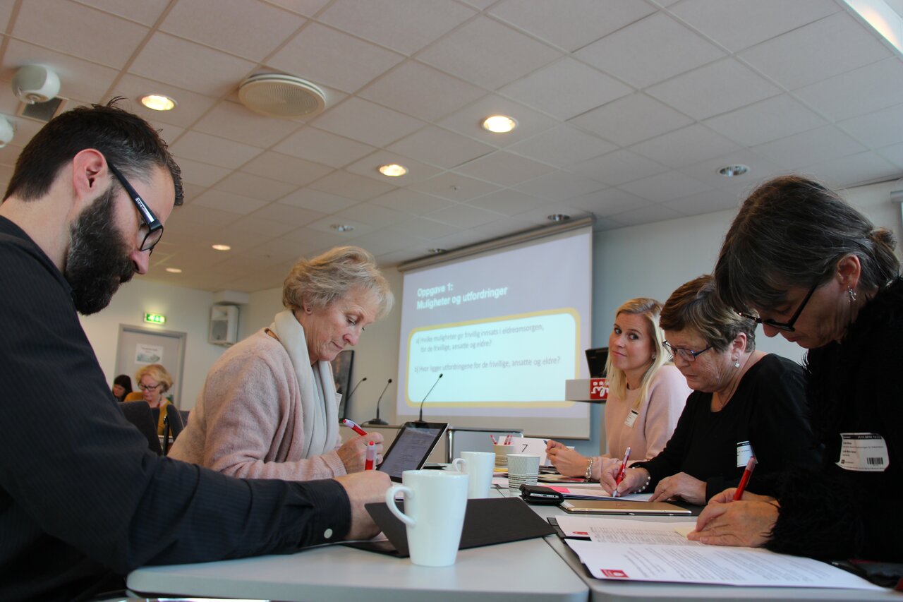 Deltakere på dialogseminar i Oslo diskuterer frivillighet i eldreomsorgen.