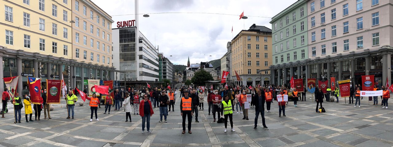 Fra fanemarkeringen på Torgallmenningen i Bergen 15. juni til støtte for streiken Røde Kors Haugland. Foto: Ørjan Myrmel og Arne Jæger.