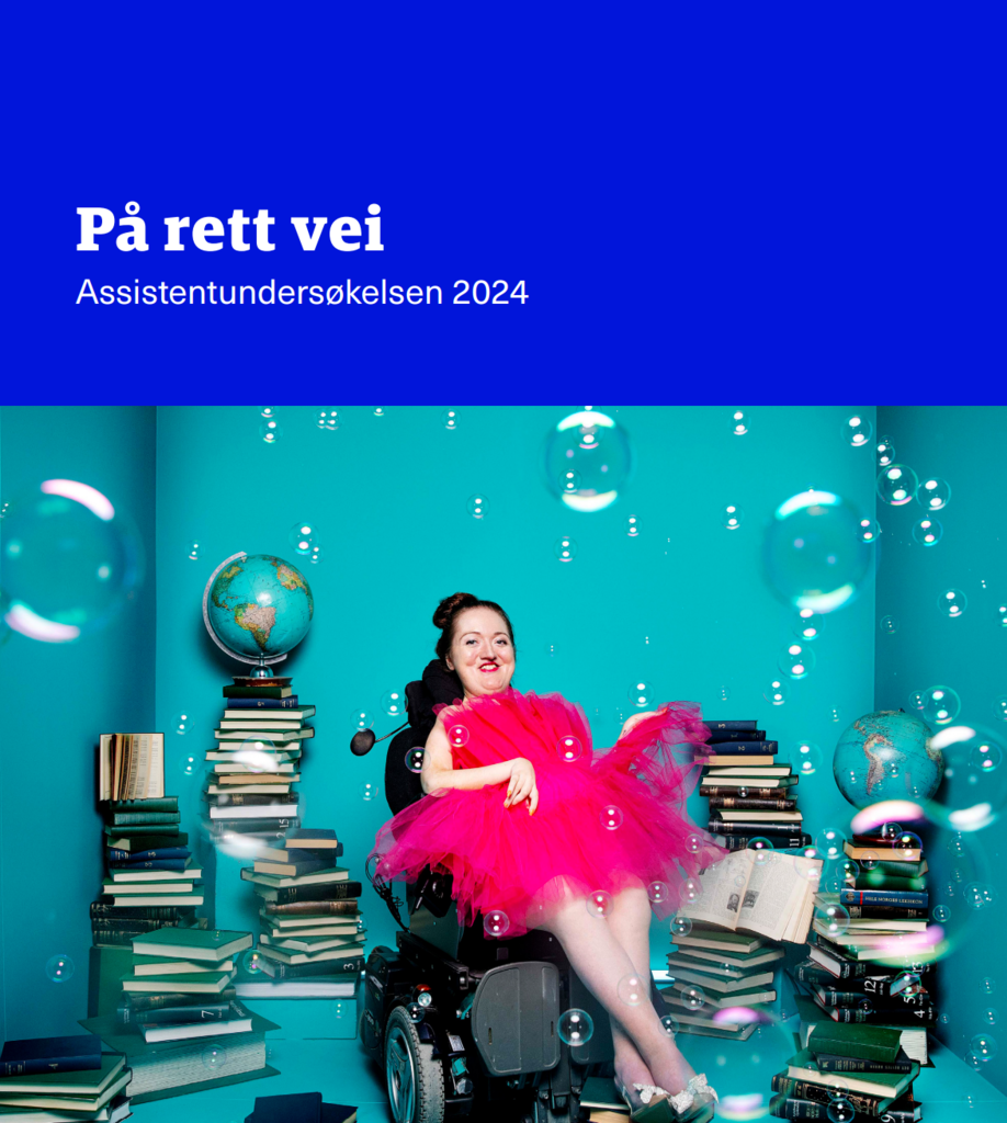 Forsidebilde til assistentundersøkelsen - På rett vei. Ingeborg Aurora i sin rosa kjole inne i en blå boks.