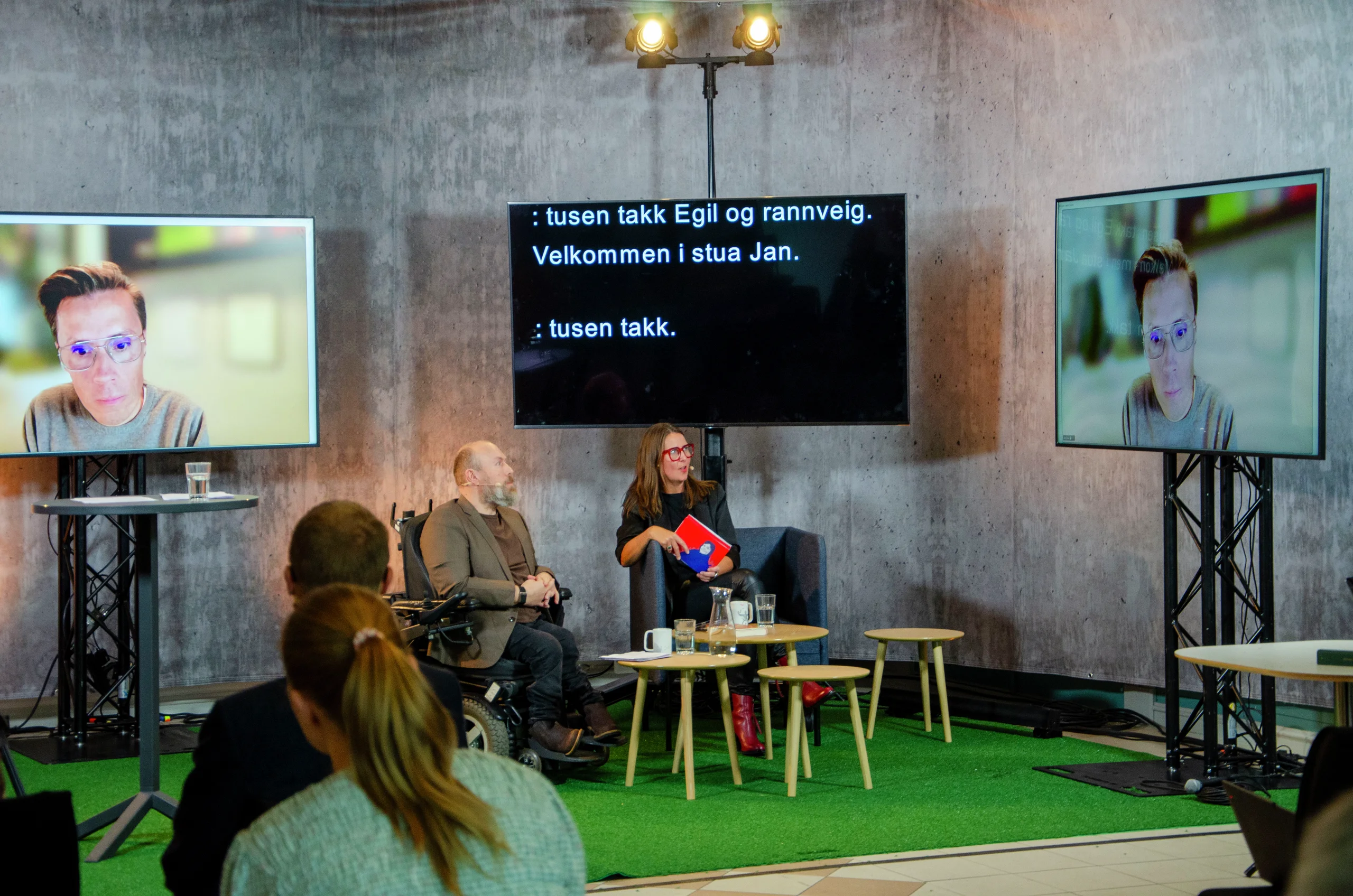 Stig Morten Skjæran og Anneth Nielsen følger med på hva Jan Grue sier på skjermen