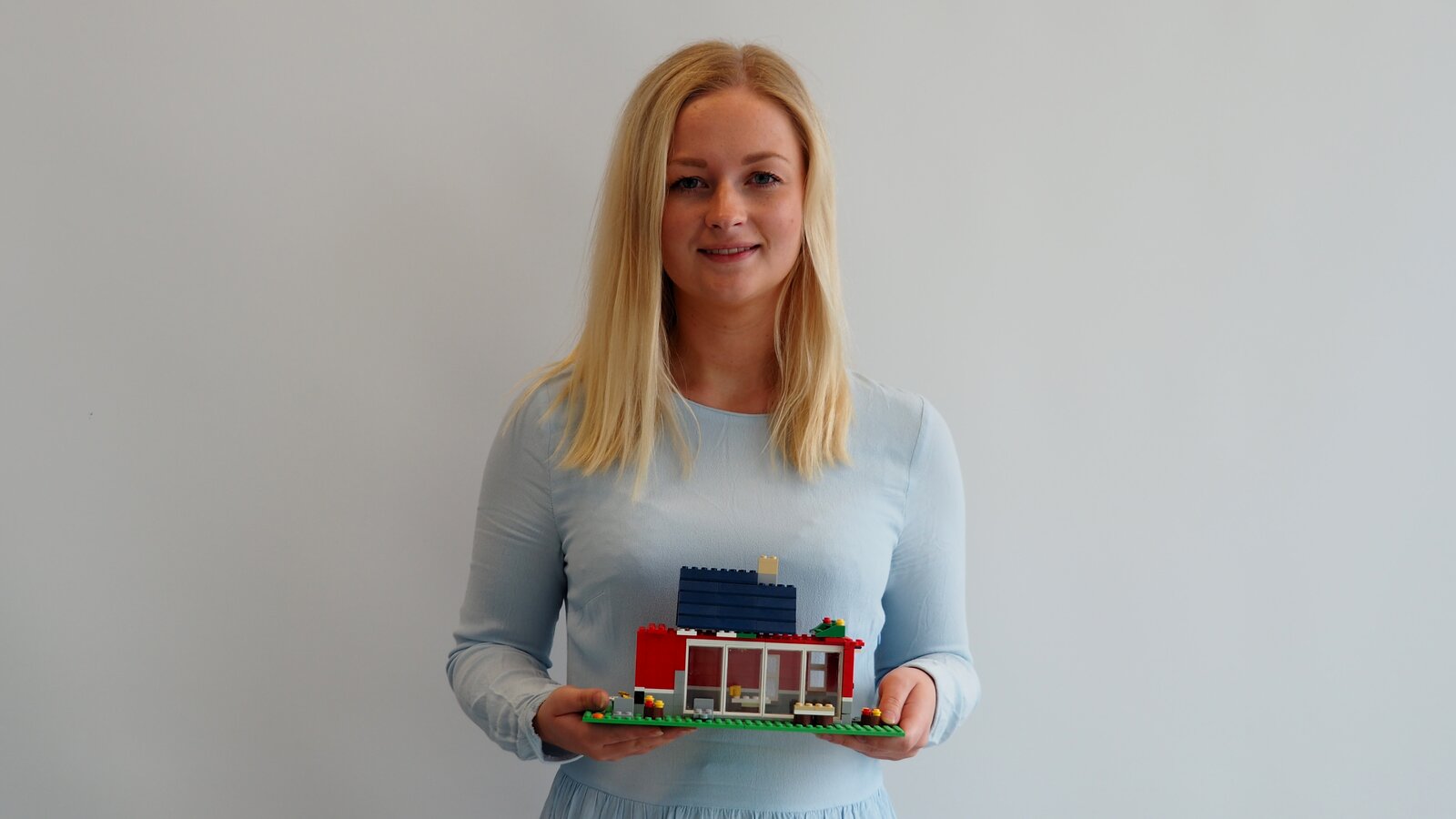 Maren Evensen som holder et Lego-hus