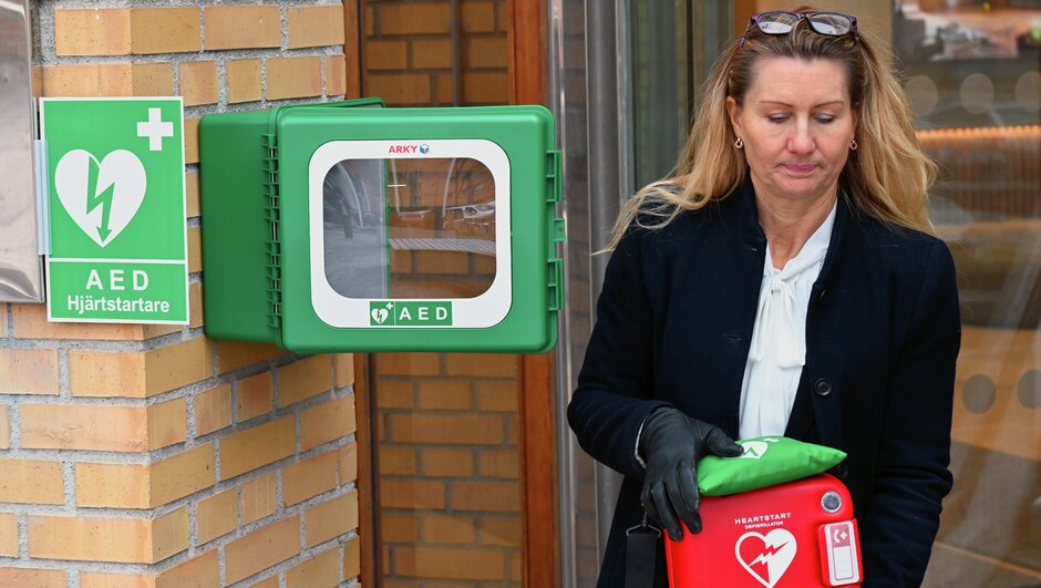 Philips FRx defibrillator with heated outdoor cabinet.
