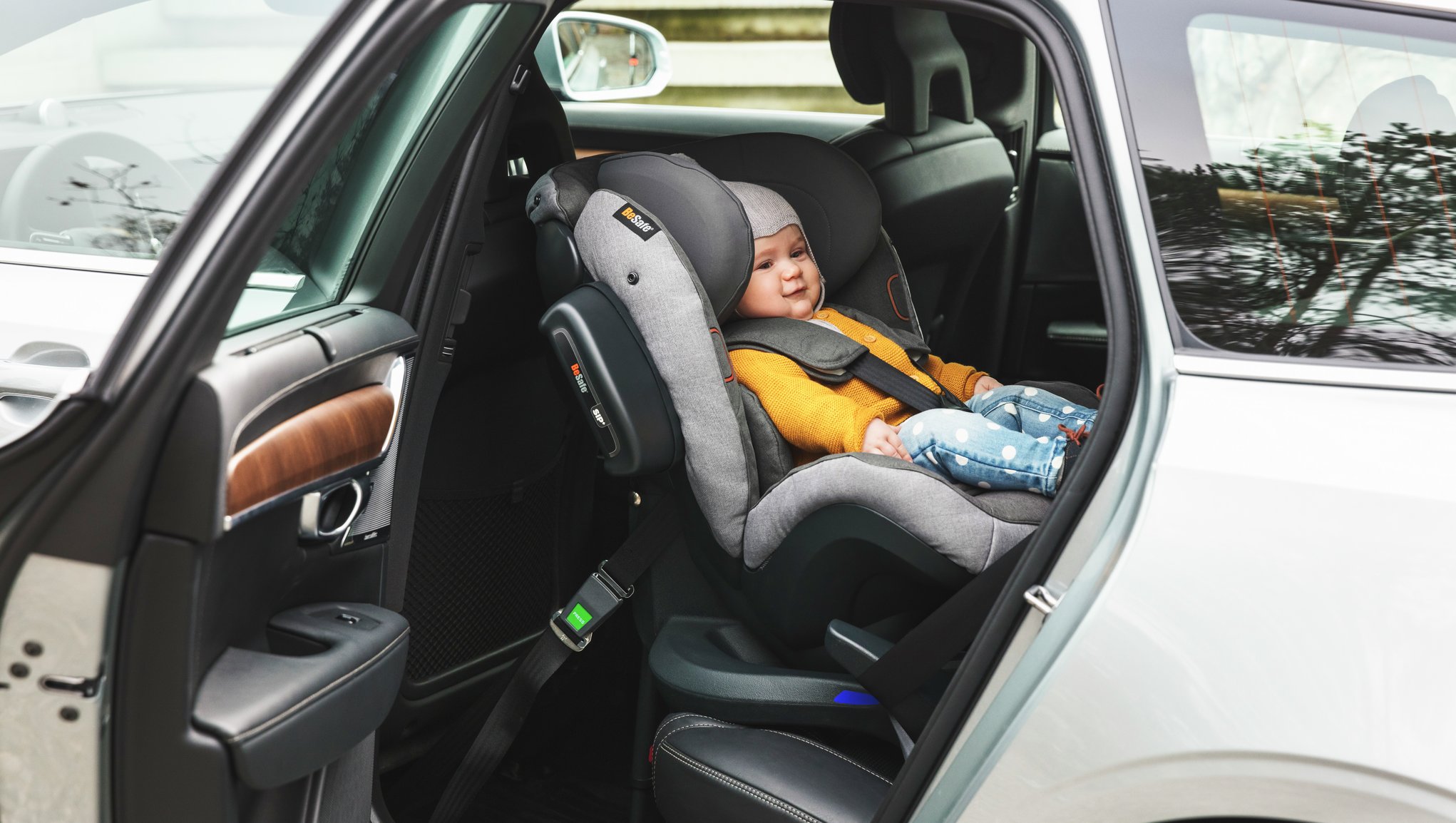 Baby sitter i en barnestol i en bil