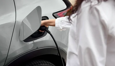 Kvinne og mann står ved siden av Volvo XC40 foran Volvo forhandler