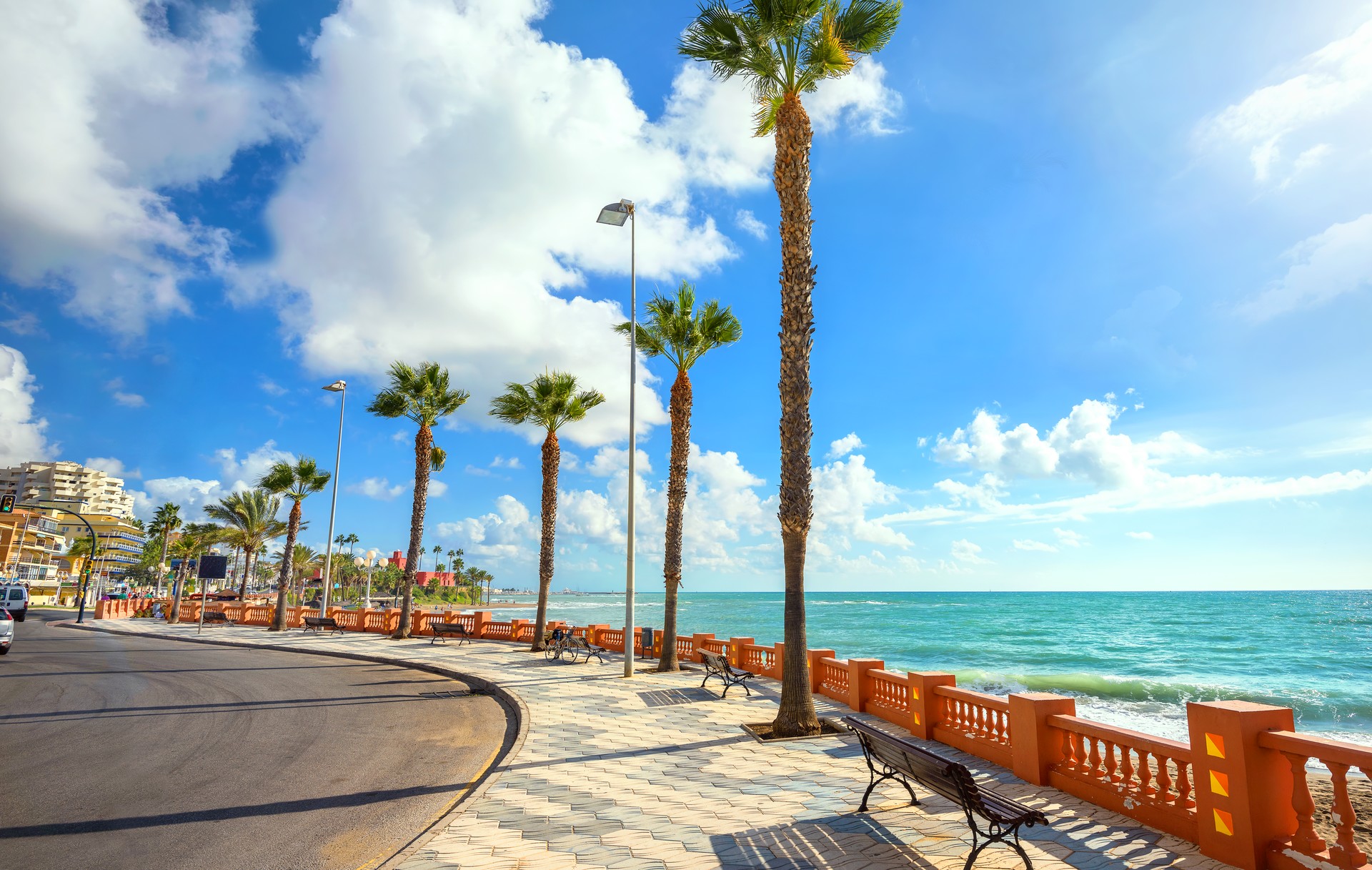 Strandpromenade med palmer og benker langs sjøen i Benalmadena