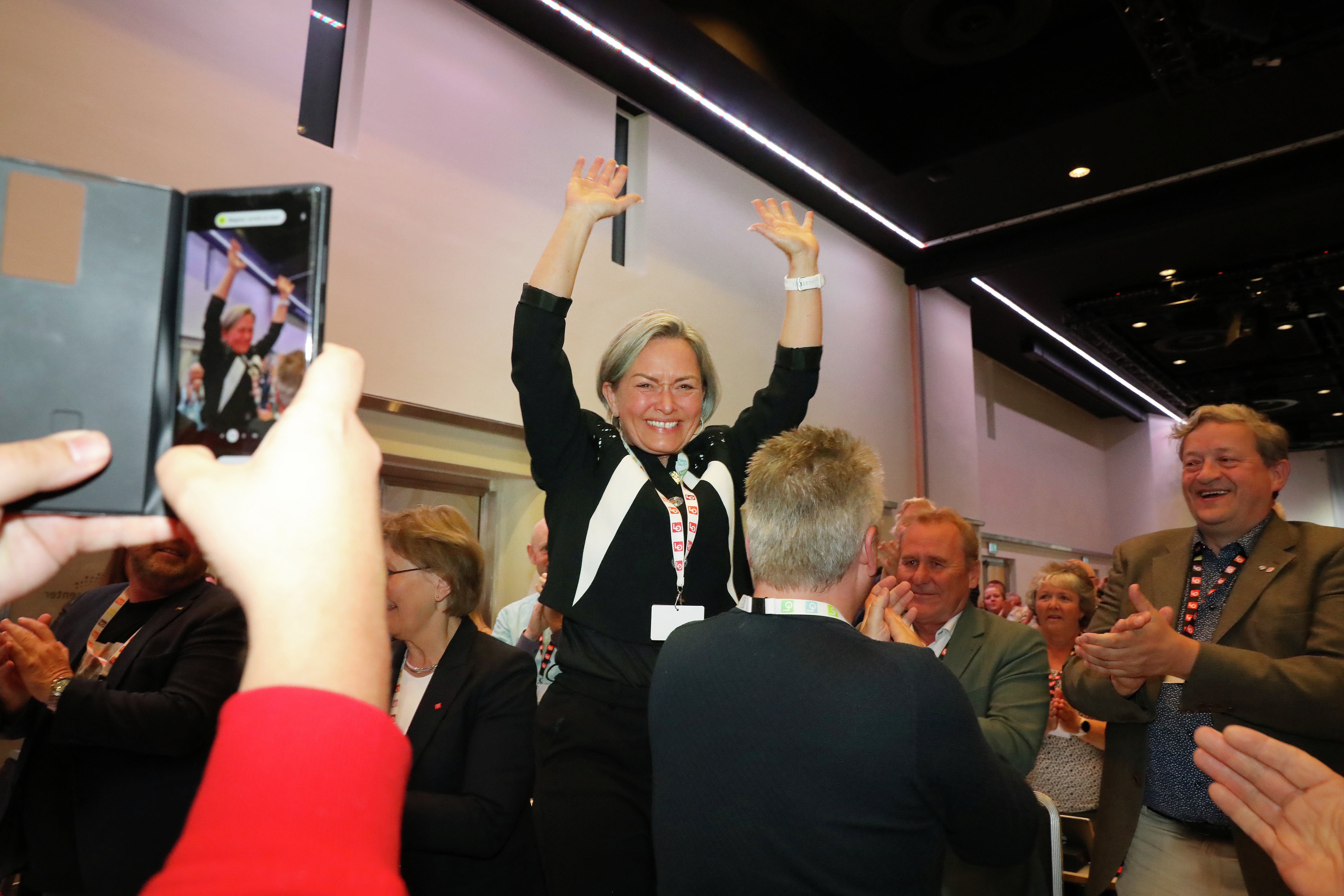 Sissel Skoghaug med armene i været etter å ha blitt valgt som nestleder for LO.