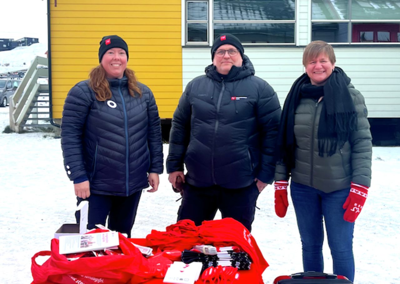 Nestleder i Fagforbundet, Helene Skeibrok (t.h), besøkte Svalbard. Her sammen med lokal leder Harriet Wiggen og nestleder i Fagforbundet Troms, Espen Sørensen.
