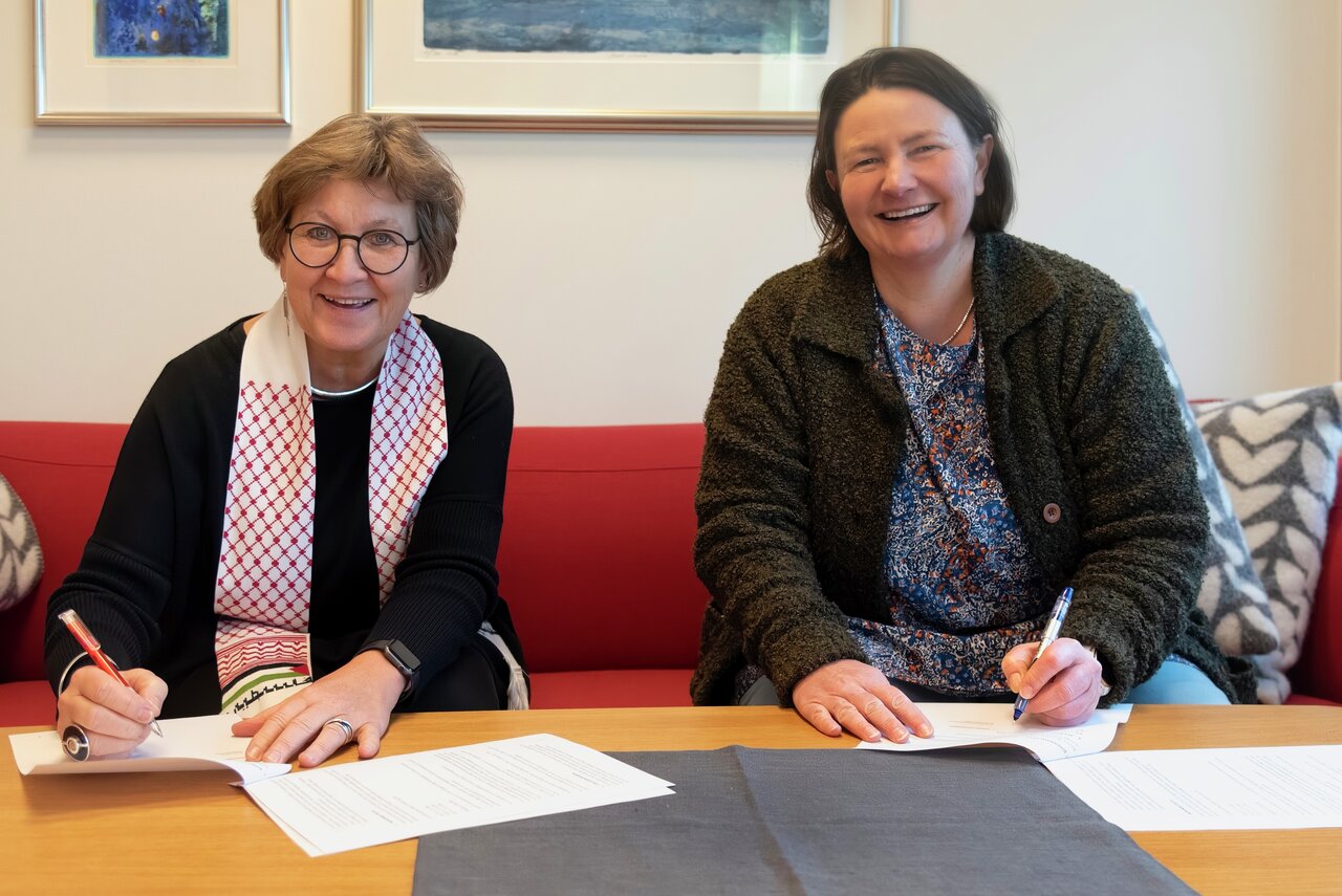 Mette Nord og Henriette Westhrin undertegner samarbeidsavtalen mellom Fagforbundet og Norsk Folkehjelp 2023-2025