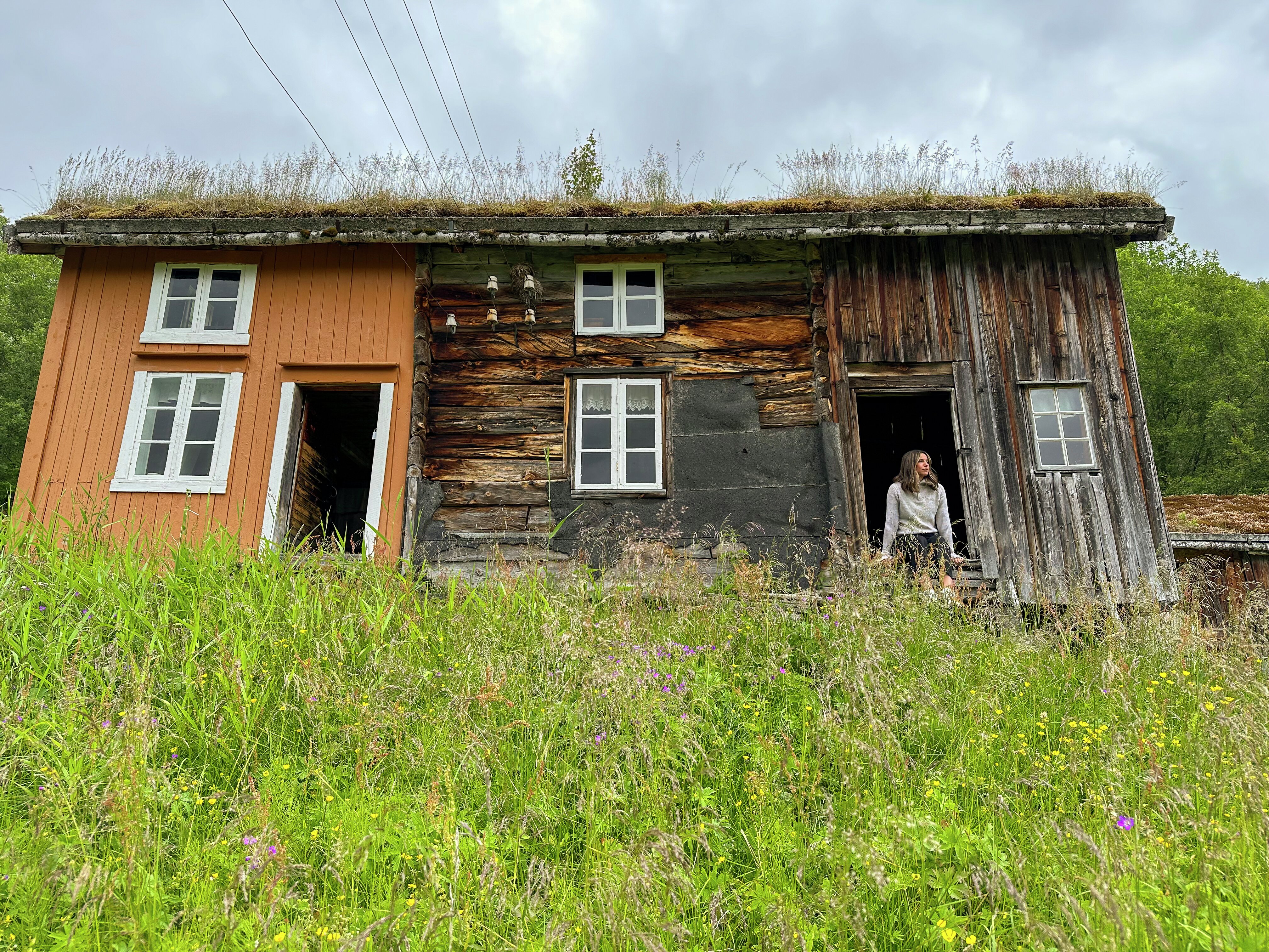 jente sitter på Husmannsplassen på Kjelvik