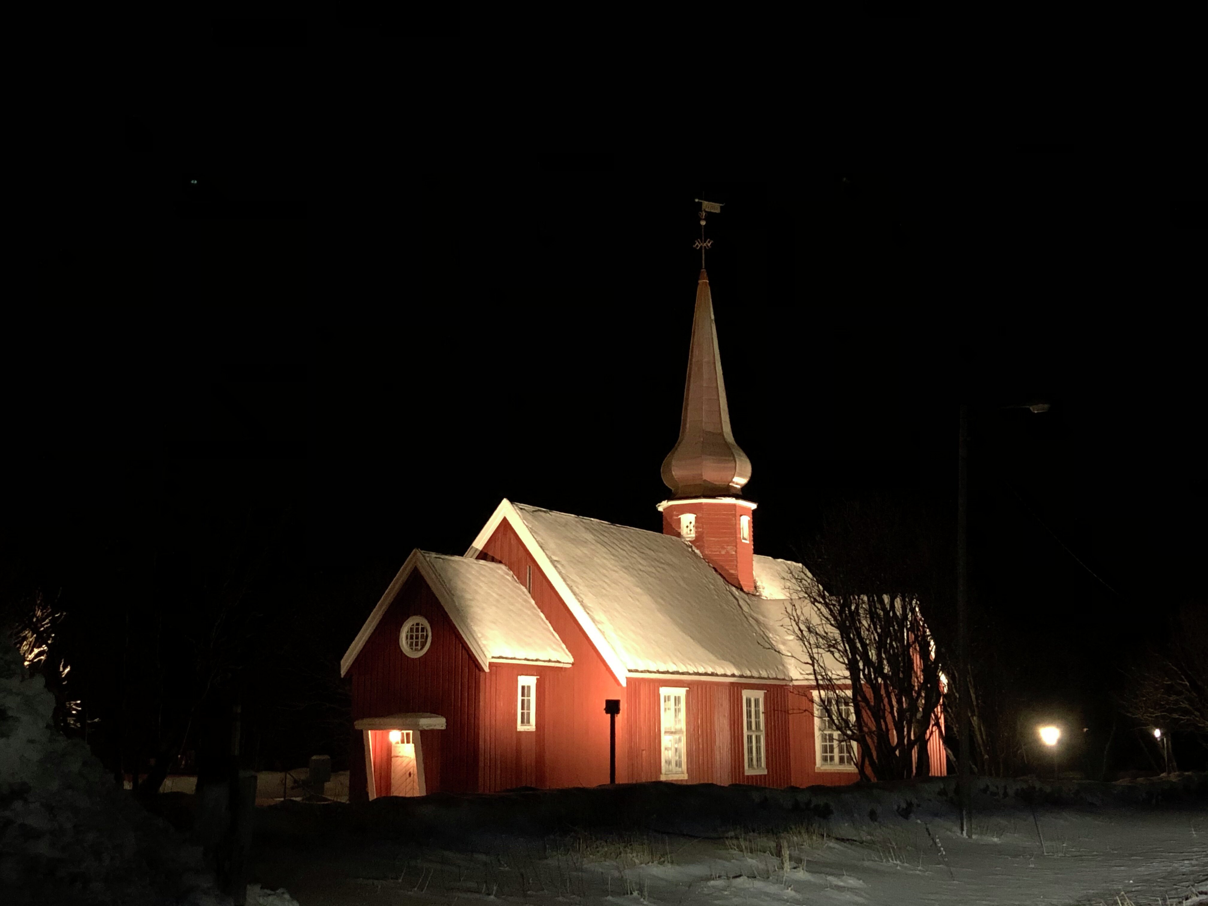 Flakstad kirke amed mye snø på taket