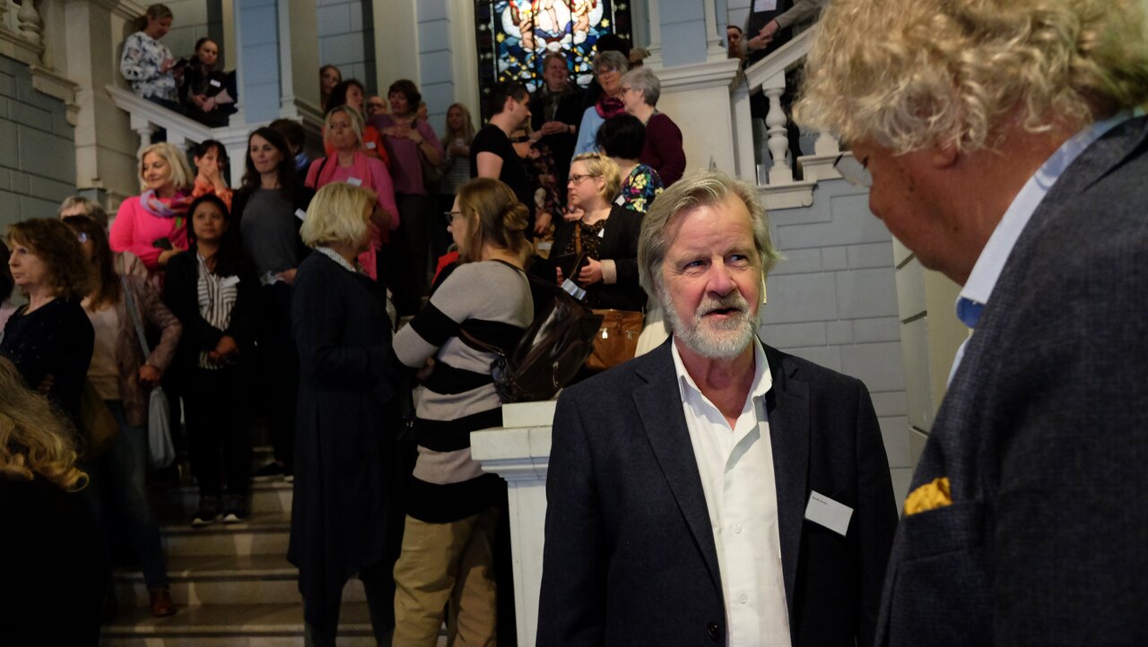 Gunnar Bjursell, professor emeritus i molekylærbiologi ved Karolinska Institutet i Stockholm, i samtale med Stein Husebø, gründer bak Verdighetsenteret i Bergen.