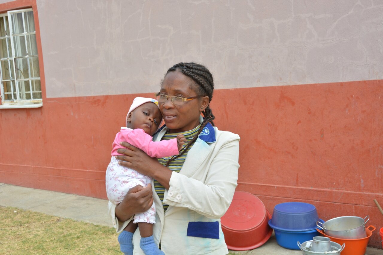 SOS-mor Deborah sammen med sitt SOS-barnebarn.