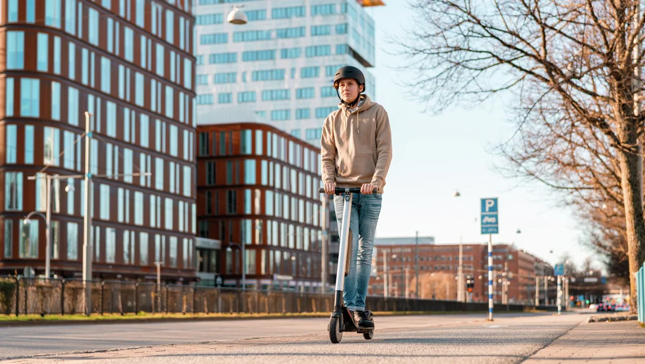 Person på en elektrisk sparkesykkel