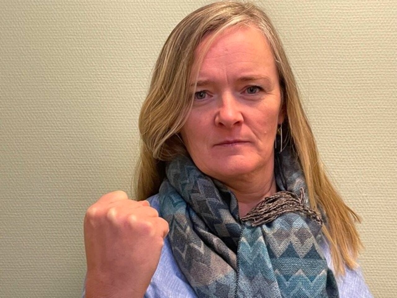 Anna Elisabeth Uran, 2. nestleder i Fagforbundet Oslo knytter neven for like rettigheter.