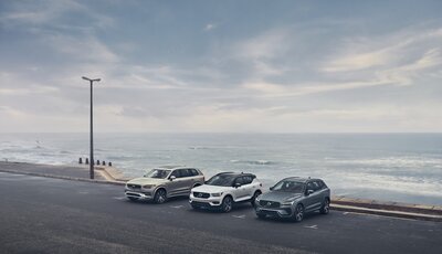 Volvo XC90, XC40 ja XC60 parkkipaikalla meren äärellä