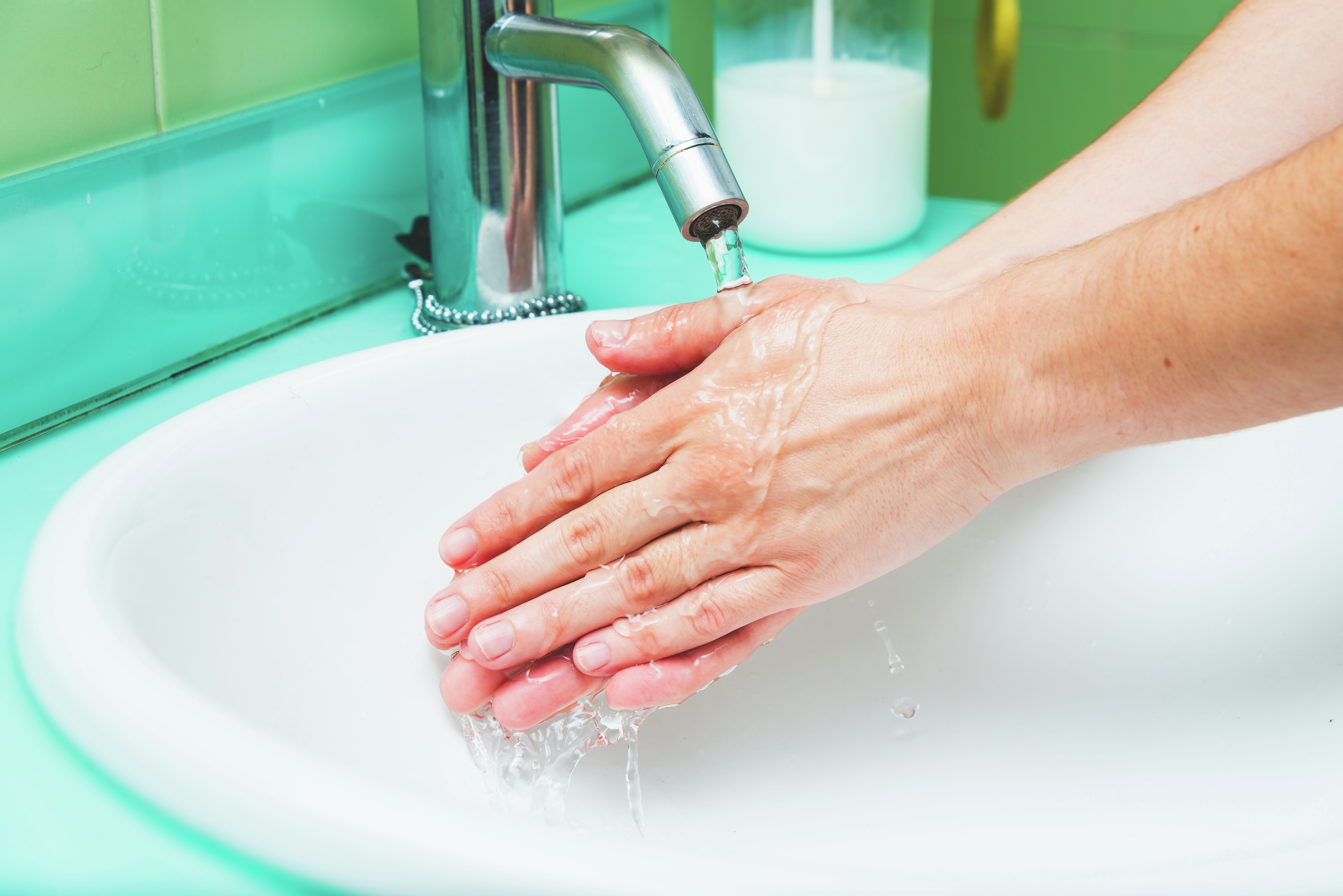 Ikke alle har mulighet til å vaske hendene slik det blir anbefalt av verdens helsemyndigheter for å hindre koronaviruset i å spre seg. Mange har rett og slett ikke tilgang til rent vann.