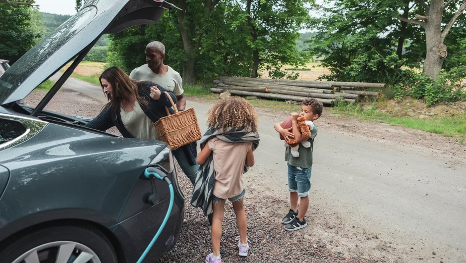 Familie tager bil til picnic 