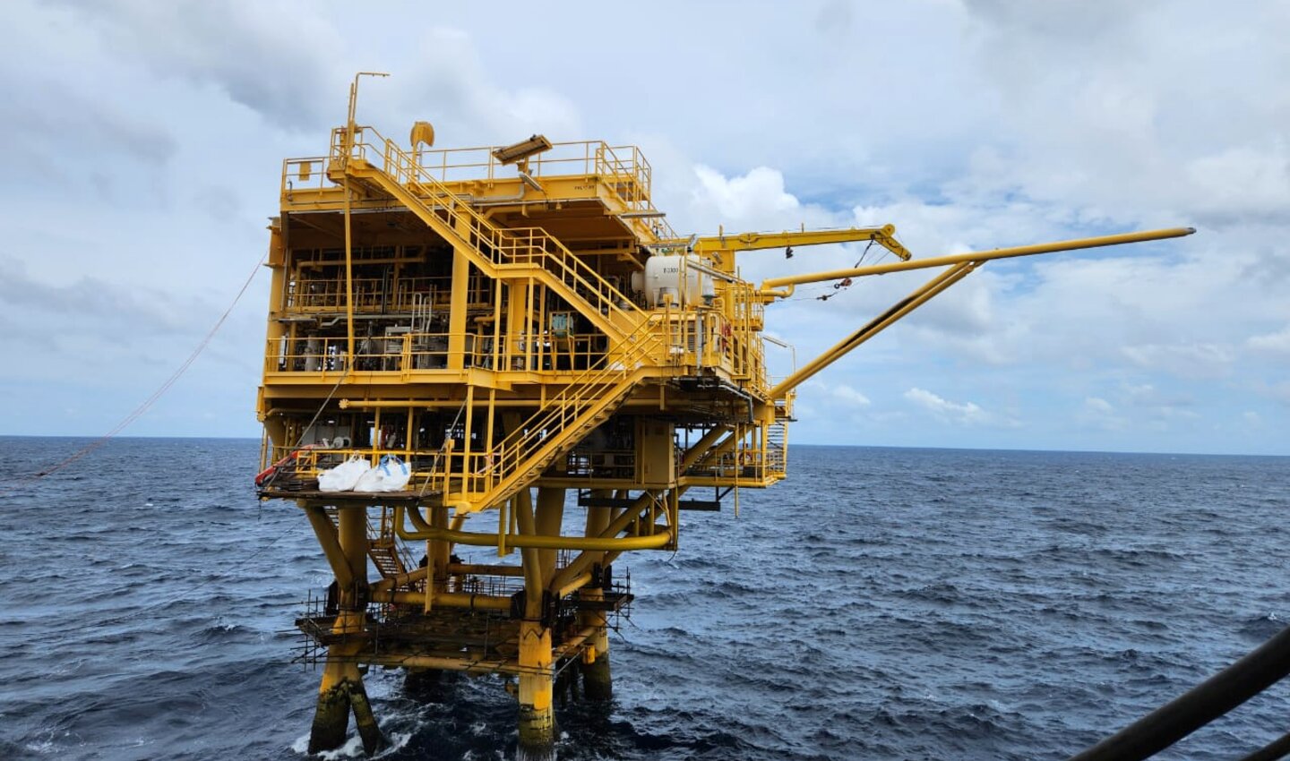 Løfting og ilandføring av topside før kutting av jacket og peler.