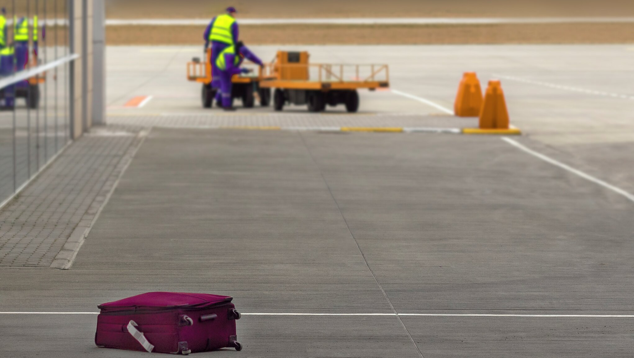 Resväska tappad från bagagevagn