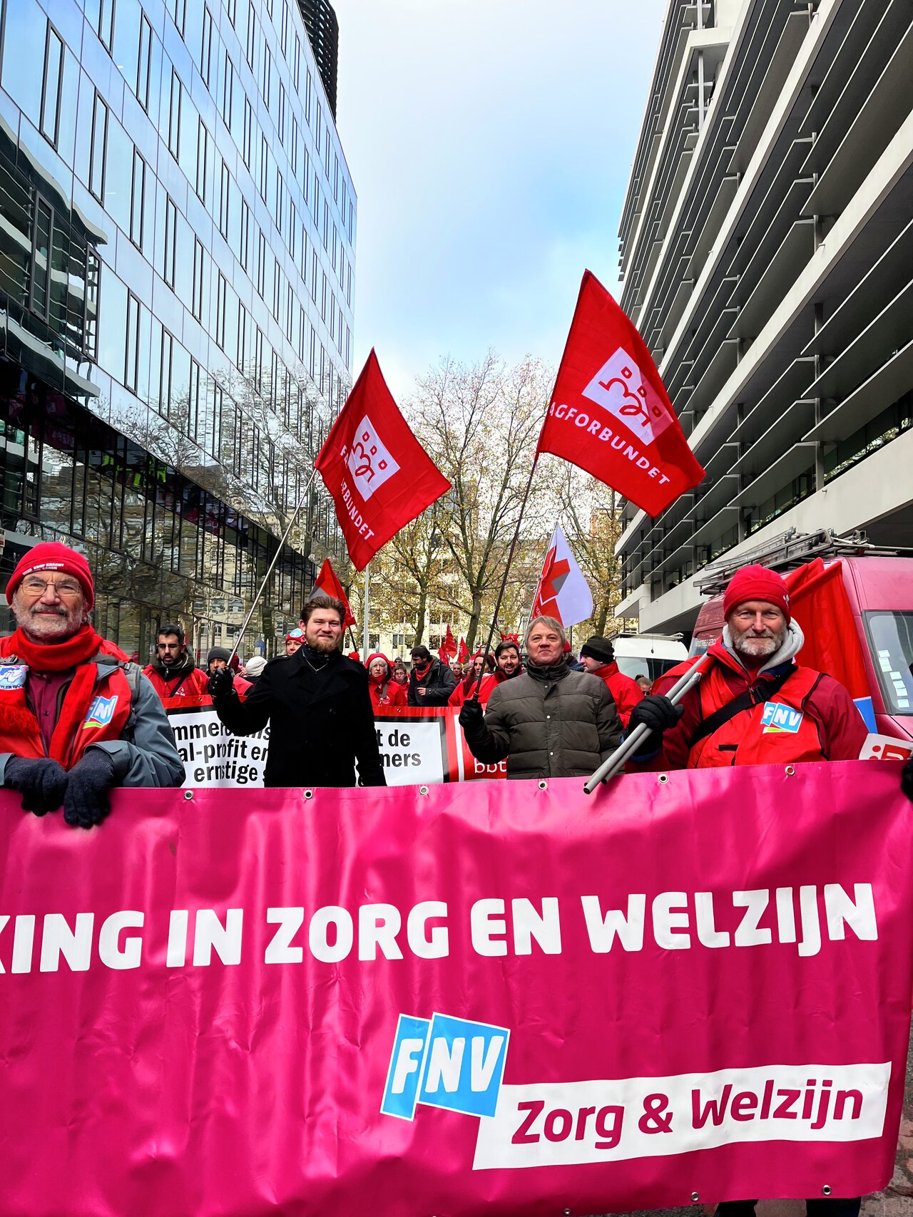 Alexander Liane i Fagforbundet Ung og Helge Sporsheim i Yrkesseksjon helse og sosial demonstrerer mot velferdsprofitører i Brussel, Belgia