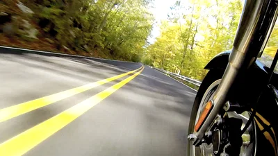 Nærbilde av hjulene på en motorsykkel på en vei