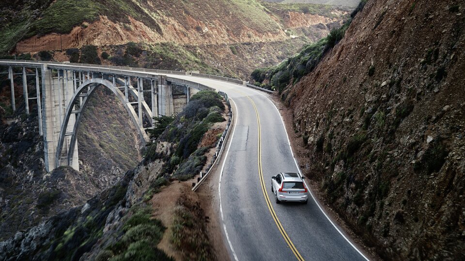 Volvo XC60 åker på bergsväg 