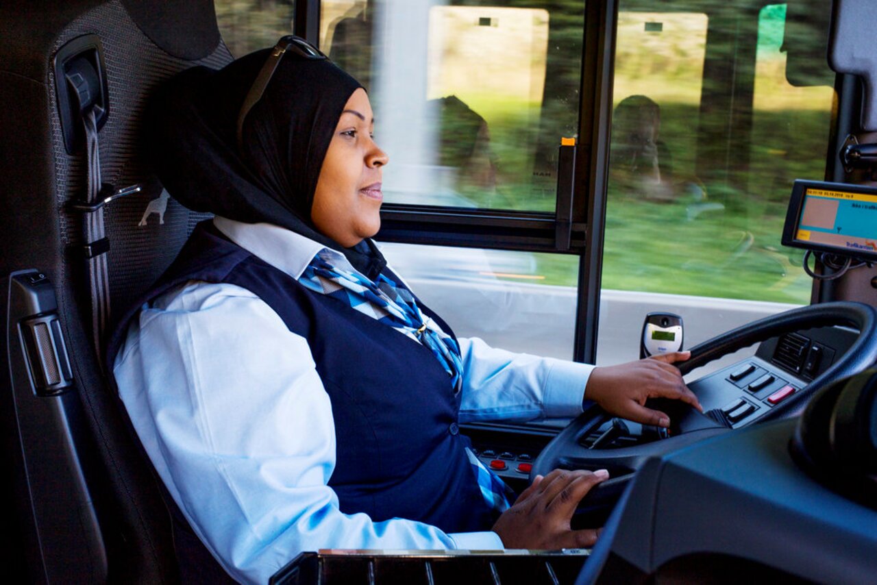 QUEEN OF THE ROAD: Som Oslos første kvinnelige somaliske sjåfør, har Aisha Ali Mohammed inspirert flere av sine landskvinner til å ta busslappen.
