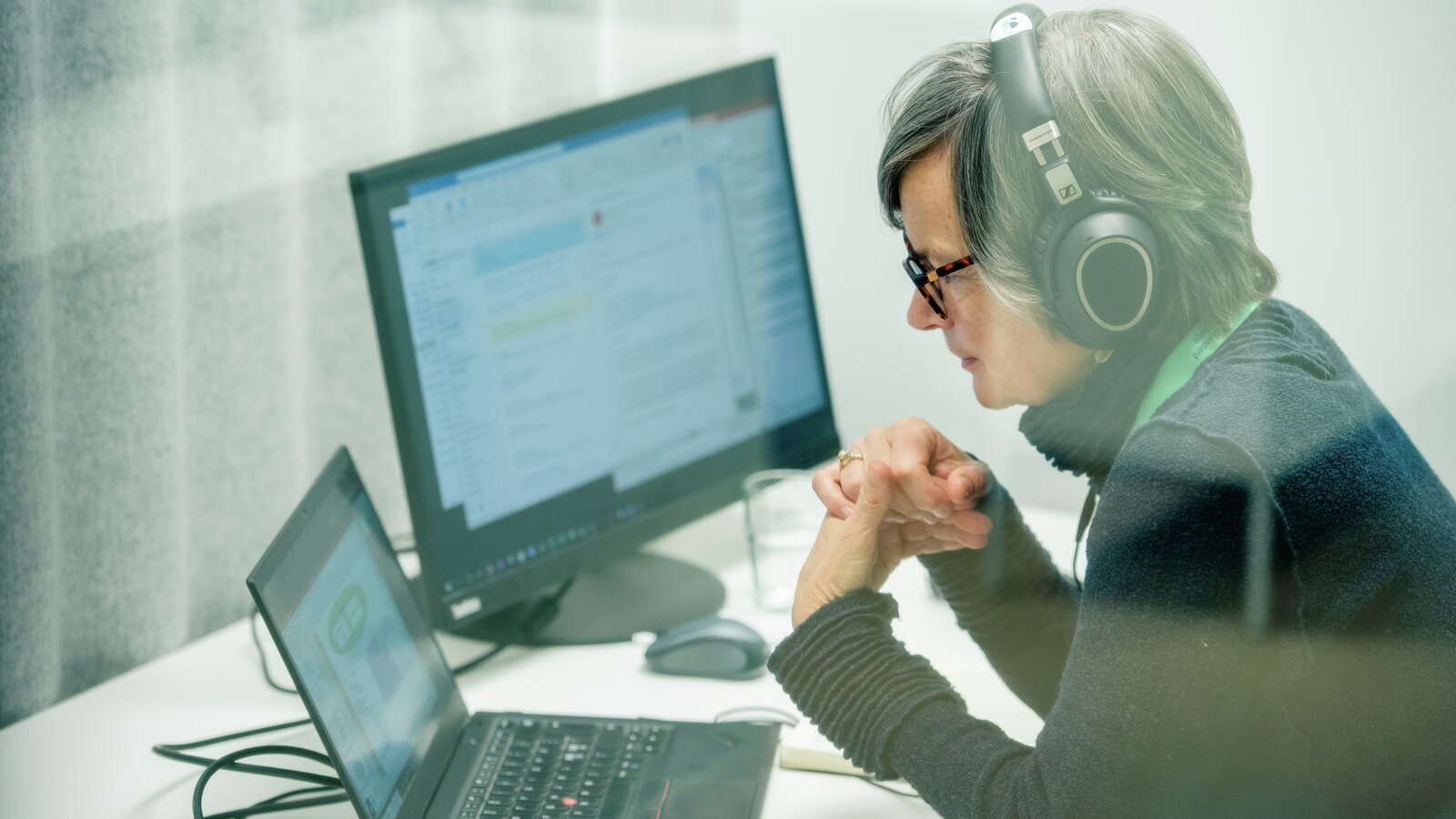 En person sitter i webmøte