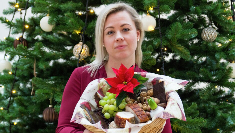 Kine Bjølsen Opstad er dyrepleier og jobber som produktsjef for dyreforsikring. Hun ber alle hundeeiere om å passe godt på hva de gir de firbeinte å spise i julen.