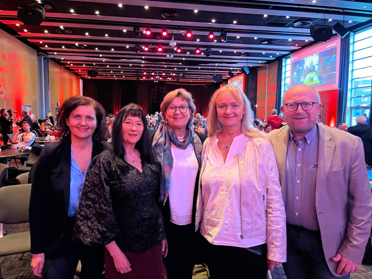Yrkesseksjonslederne Ingunn Jacobsen, May-Britt Sundal, Iren Mari Luther og Trond Finstad åpner Landskonferansene 2022 sammen med forbundsleder Mette Nord.