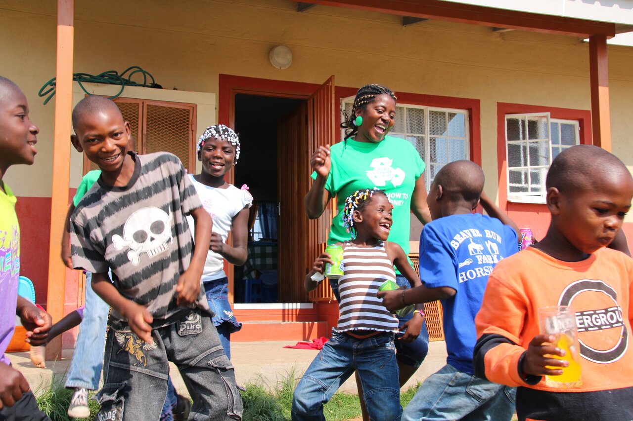 Mange av Fagforbundet medlemmer, tillitsvalgte og ansatte ønsker å støtte opp om barnebyen i Huambo. Fagforbundets SOS-barneby gir foreldreløse unger en ny start på livet.