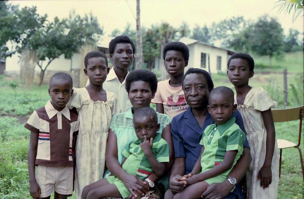 Dette er et bildet av Bihayo og hans familie i Kongo, dette er fra Kongo. På bildet er det 2 voksne og 7 barn