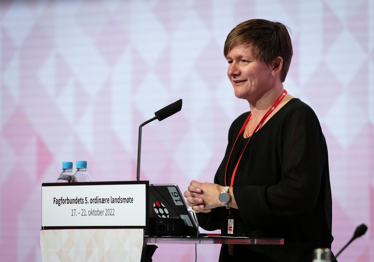 Den nye nestlederen i Fagforbundet Helene Harsvik Skeibrok på talerstolen under landsmøte i 2022.